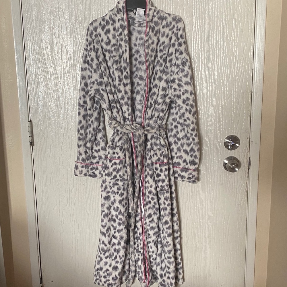 Grey and white cheetah print robe